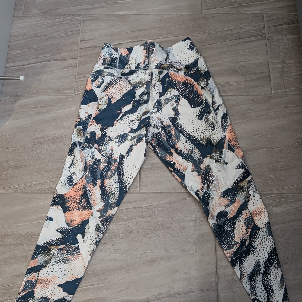 Abstract Patterned Leggings - Picture 8 of 11